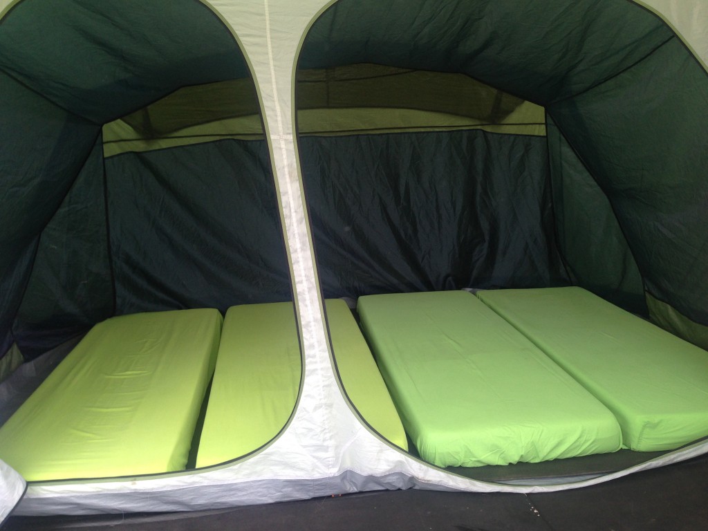 Bagian dalam tenda yang memiliki 4 kasur di dalamnya