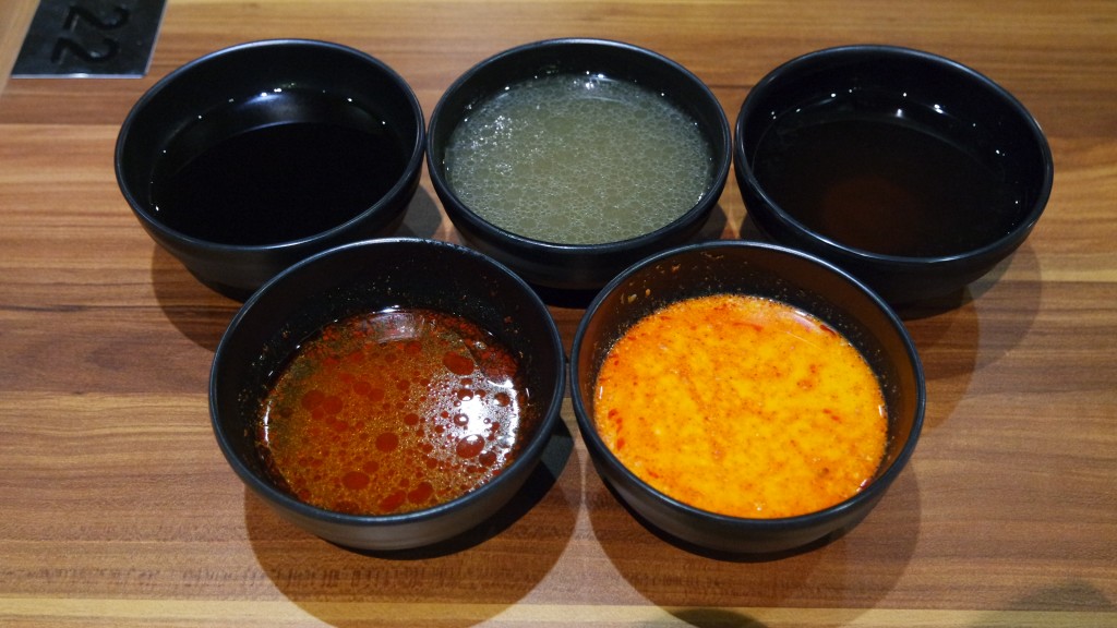 Atas kiri - bawah kanan : Sukiyaki Soup, Chicken Imizutaki Soup, Original Konbu Soup, Spicy Seafood Soup, Spicy Tonyu Soup