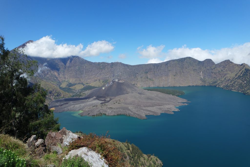 Gunung Barujari di danau Segara Anak, view saat pendakian menuju Plawangan Senaru